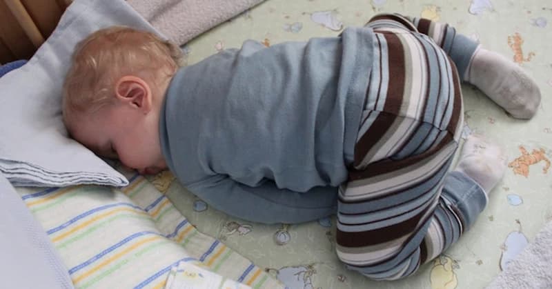 Trẻ 3 tuổi ngủ nằm sấp có nhiều nguy hại. (ảnh: sưu tầm internet)