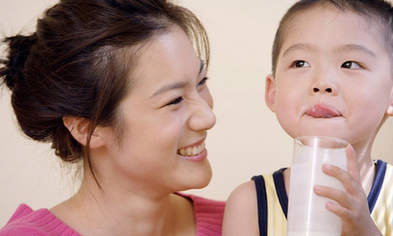 Thời điểm thích hợp cho trẻ uống sữa trước khi ngủ? (Ảnh: Sưu tầm Internet)