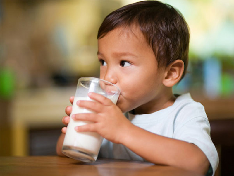 Lưu ý khi chọn sữa cho bé. (Ảnh: Sưu tầm Internet)