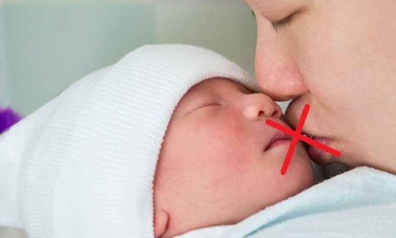 Hạn chế tiếp xúc với trẻ khi người mắc bệnh hoặc có nguy cơ nhiễm bệnh cảm cúm (Nguồn: Sưu tầm Internet)