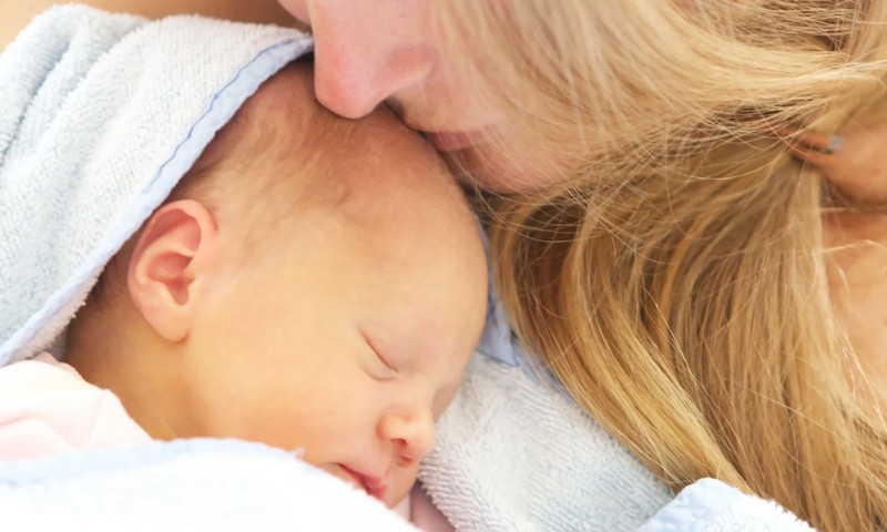 Giữ ấm cho trẻ khi khí hậu lạnh và ẩm mốc để tránh sự lây nhiễm chéo virus cúm (Nguồn: Sưu tầm Internet)