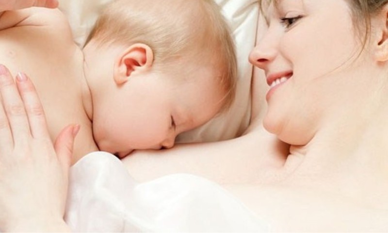 Nguồn dinh dưỡng chủ yếu mà trẻ sơ sinh 4 tháng tuổi hấp thu là sữa mẹ (Nguồn: Sưu tầm Internet)