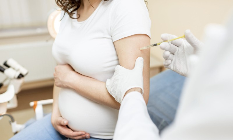 Tiêm phòng bệnh cúm cho mẹ đang mang thai hoặc cho con bú có thể bảo vệ trẻ khỏi virus cúm (Nguồn: Sưu tầm Internet)