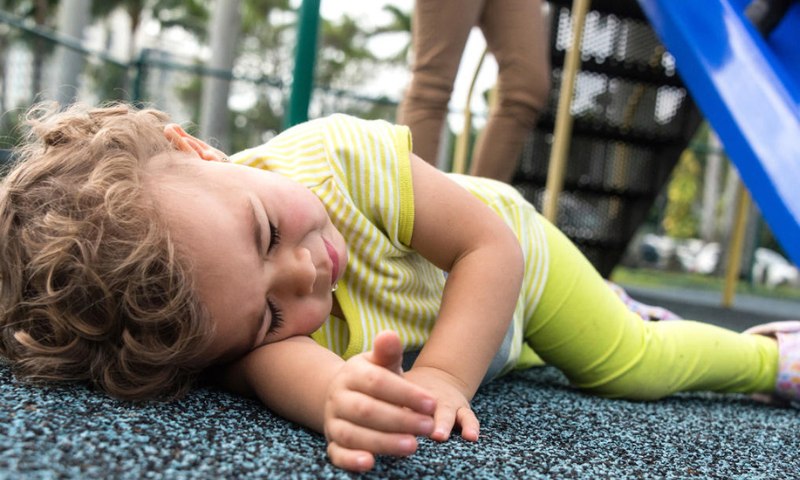 Bố mẹ cần làm gì khi trẻ bị chấn thương nhẹ do bị ngã đập đầu xuống đất (Nguồn: Sưu tầm internet)