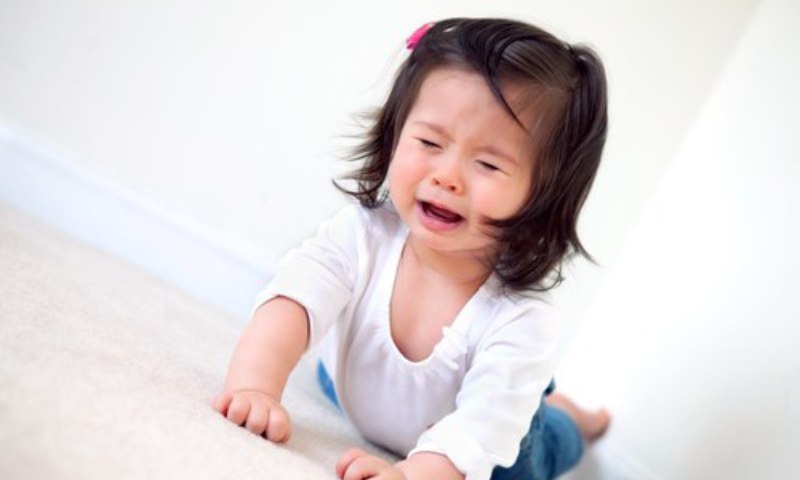 Trẻ giữ khả năng mất thăng bằng sau khi bị ngã đập đầu xuống đất  (Nguồn: Sưu tầm internet)