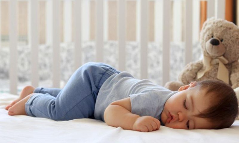 Trẻ ngủ nhiều và không có phản ứng khi bị tác động  (Nguồn: Sưu tầm internet)