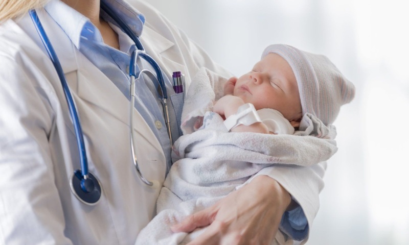 Nên đưa trẻ 5 tháng tuổi bị ngã từ giường xuống đất đi khám khi nào? (Nguồn: Sưu tầm Internet)