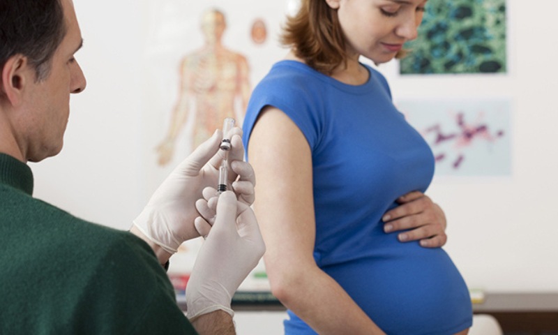 Mẹ tiêm vaccine góp phần tăng hệ miễn dịch ở trẻ sơ sinh 5 tháng tuổi (Nguồn: Sưu tầm Internet)