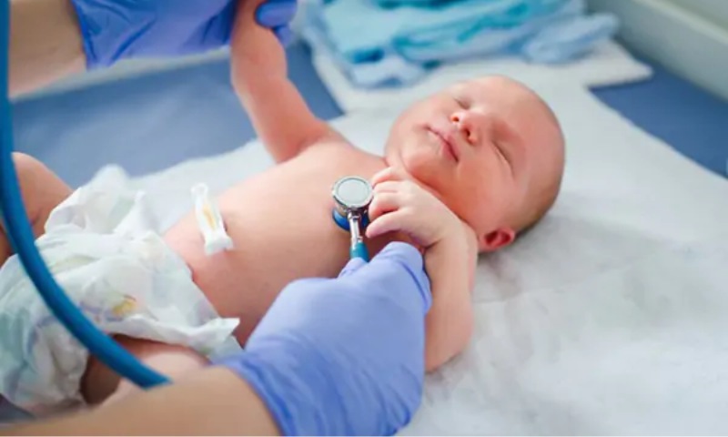 Đưa trẻ đi khám định kỳ để phát hiện mầm bệnh cảm cúm (Nguồn: Sưu tầm Internet)