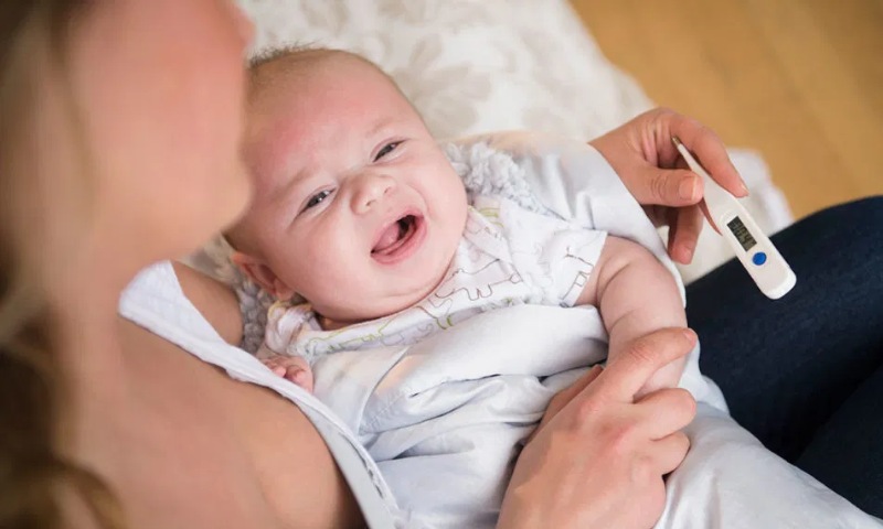 Biểu hiện trẻ 5 tháng tuổi bị cảm cúm - Bé quấy khóc do cơ thể mệt mỏi đột ngột (Nguồn: Sưu tầm Internet)