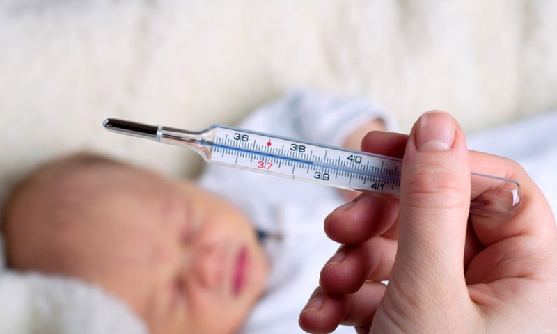 Cơ thể trẻ sơ sinh 5 tháng tuổi bị cảm cúm sẽ sốt cao trên 38 độ C (Nguồn: Sưu tầm Internet)