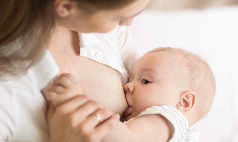 Bổ sung đầy đủ dưỡng chất cho trẻ bằng cách cho trẻ bú đầy đủ sữa mẹ (Nguồn: Sưu tầm Internet)