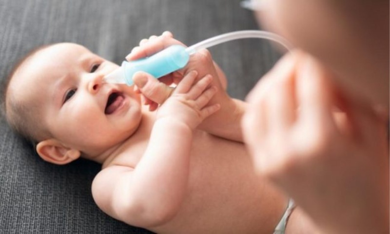 Dùng các dụng cụ để lấy chất nhầy trong mũi giúp trẻ thoải mái và dễ chịu hơn (Nguồn: Sưu tầm Internet)