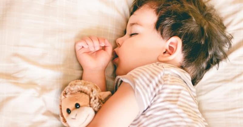 Bé chưa quen ngủ riêng. (ảnh: sưu tầm internet)