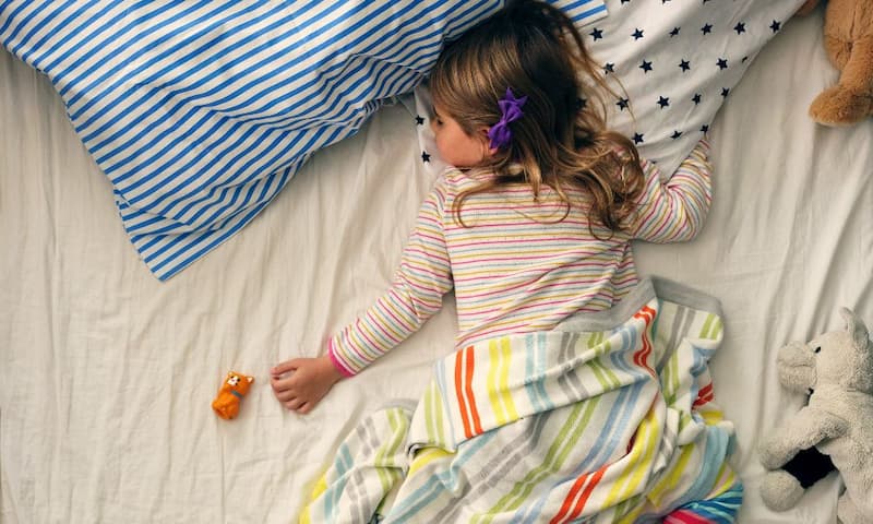 Cách khắc phục tình trạng trẻ ngủ hay bị giật chân. (ảnh: sưu tầm internet)