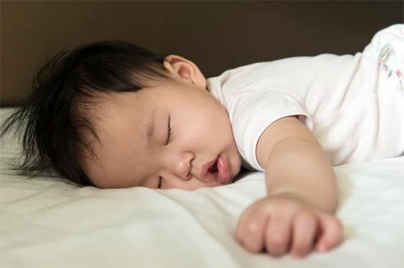 Cách tập thói quen nằm ngửa cho con khi ngủ. (ảnh: sưu tầm internet)