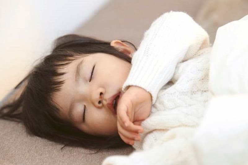 Trẻ 5 tuổi ngủ ra nhiều mồ hôi là dấu hiệu của bệnh gì. (ảnh: sưu tầm internet)