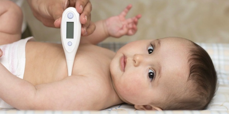 Trẻ bị sốt cao không rõ nguyên nhân là biểu hiện của bệnh cảm cúm (Ảnh: Sưu tầm internet)