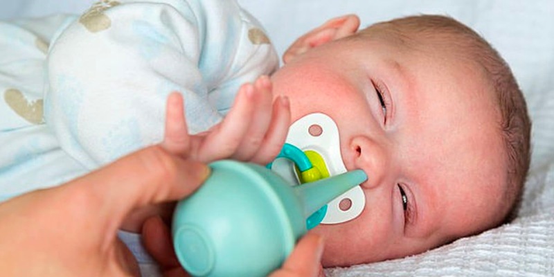 Sử dụng dụng cụ hút mũi cho bé để giúp bé dễ thở hơn (Ảnh: Sưu tầm internet)