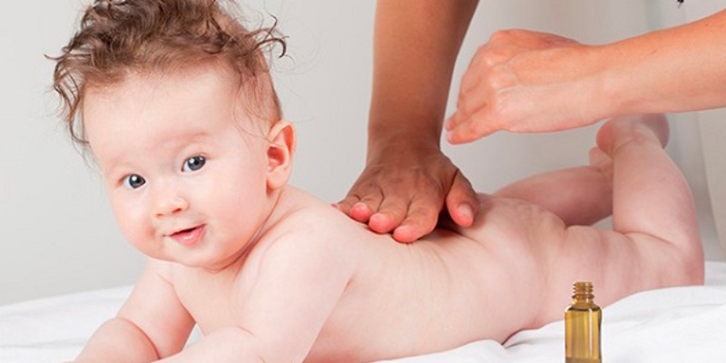 Mát xa cho bé với tinh dầu nóng để bé cảm thấy dễ chịu hơn khi ngủ (Ảnh: Sưu tầm internet)
