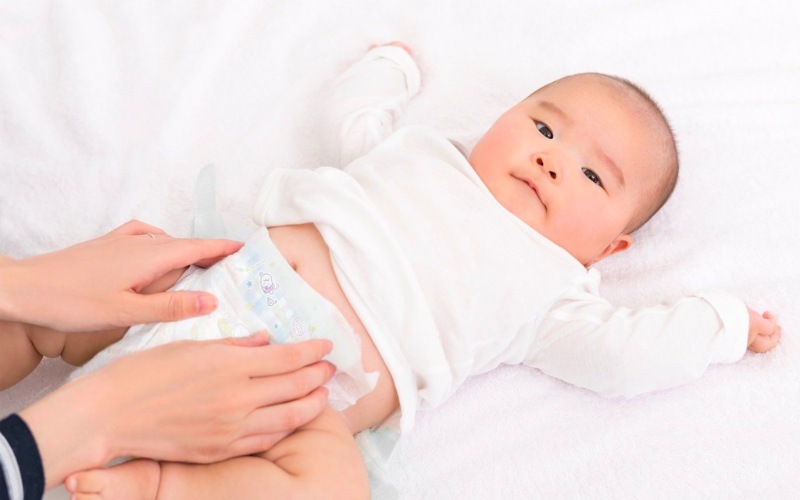 Vệ sinh cho bé khi thay tã bỉm để hạn chế vi khuẩn xâm nhập vào cơ thể bé gây bệnh (Ảnh: Sưu tầm internet)