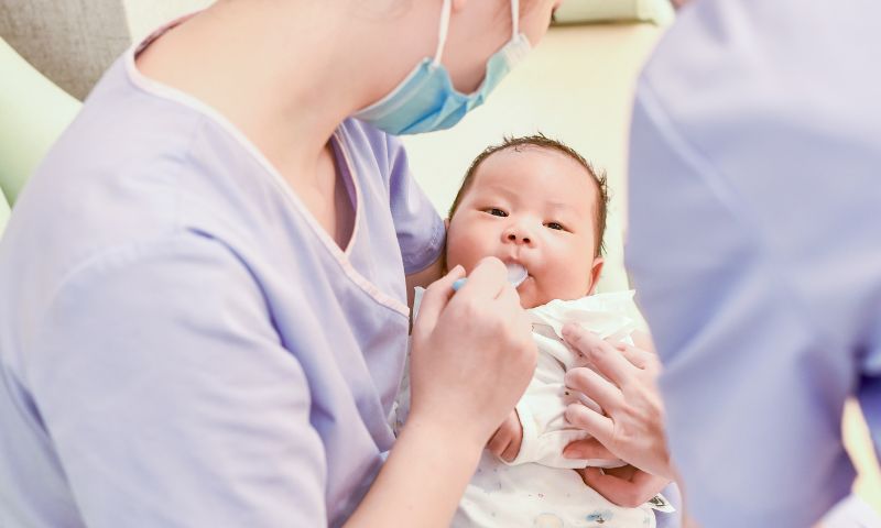 Đưa trẻ đến bệnh viện khi trẻ gặp các dấu hiệu nguy hiểm. (Ảnh: Nguồn Internet)