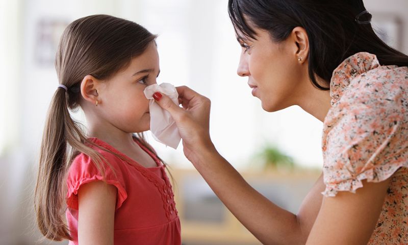 Sơ cứu cho trẻ 6 tuổi bị chảy máu cam đúng cách. (Ảnh: Nguồn Internet)