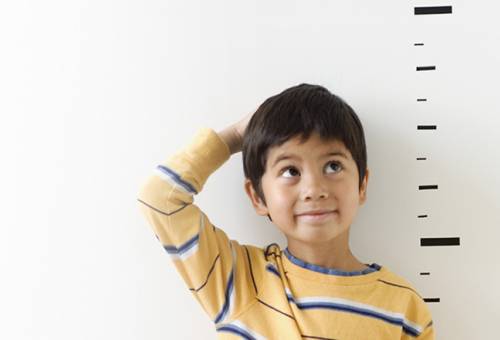 Có nhiều bé 6 tuổi bị thấp còi hoặc cao vượt mức chuẩn. (Ảnh: Sưu tầm internet)