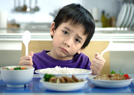 Trẻ không tăng cân thường do Mất cân bằng dinh dưỡng bữa ăn. (Ảnh: Sưu tầm internet)
