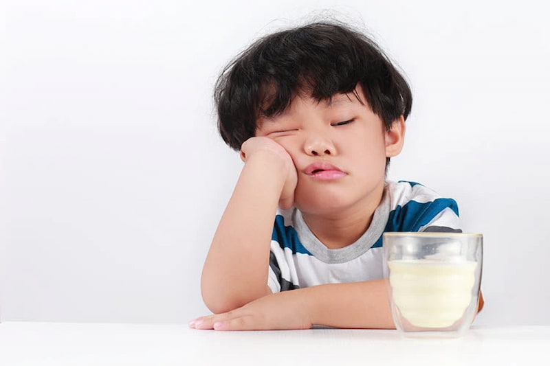 Sữa bổ sung dưỡng chất khác giúp con thoát khỏi mệt mỏi. (Ảnh: Internet)