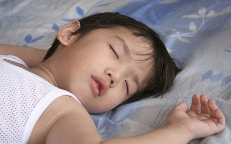 Có nhiều nguyên nhân khiến trẻ ngủ ngáy ba mẹ cần nắm rõ. (Ảnh: Sưu tầm internet)