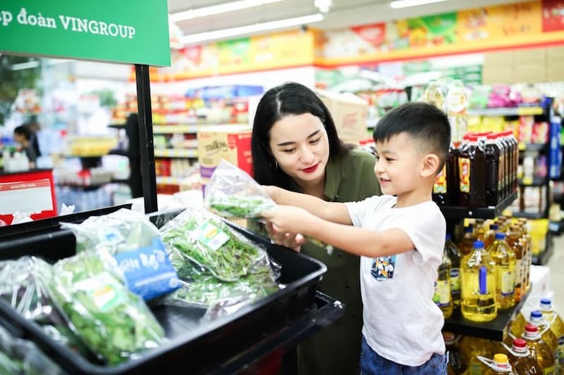 Cho bé đi siêu thị cùng để con được chọn thực phẩm yêu thích. (Ảnh: Internet)