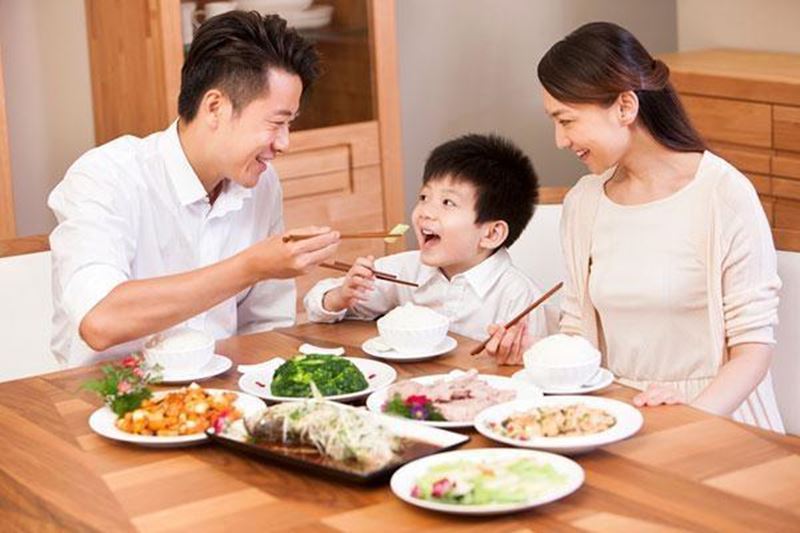 Tạo không khí vui vẻ trong bữa ăn. (Ảnh: Internet)