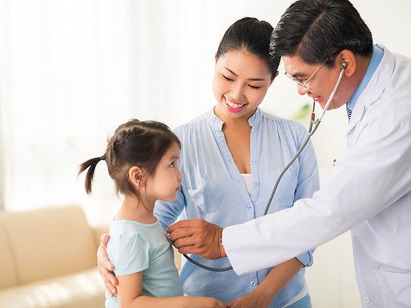 Đưa trẻ đi khám dinh dưỡng. (Ảnh: Internet)