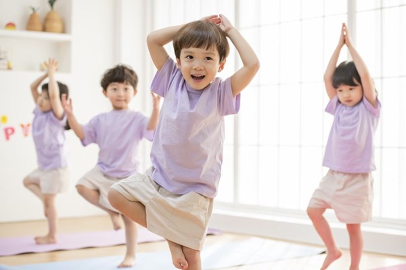 Tập Yoga giúp xương chắc khỏe con cao lớn. (Ảnh: Internet)