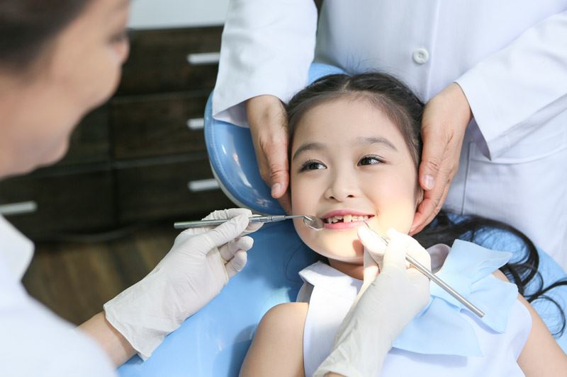 Kiểm tra tình trạng răng của trẻ. (Ảnh: Internet)
