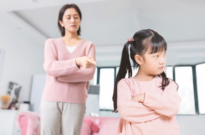 Việc dạy trẻ cần có sự nhẫn nại, không cáu gắt. (Ảnh: Sưu tầm internet)