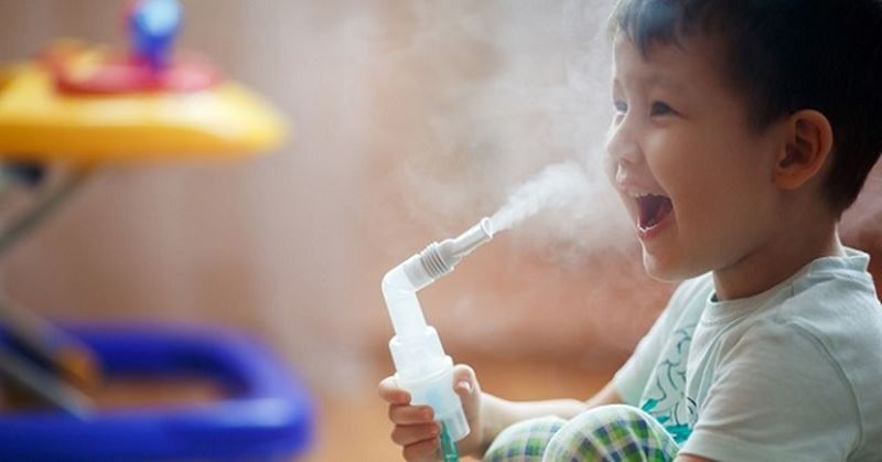 Xông hơi giúp bé dễ thở để hạn chế ngủ ngáy. (Ảnh: Internet)