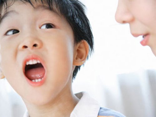Nói lắp là tình trạng rối loạn ngôn ngữ ở trẻ em. (Ảnh: Sưu tầm internet)
