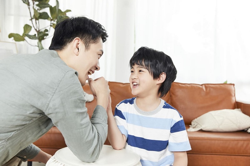 Chữa trị vấn đề trẻ 8 tuổi nói lắp bằng cách điều trị tâm lý trước