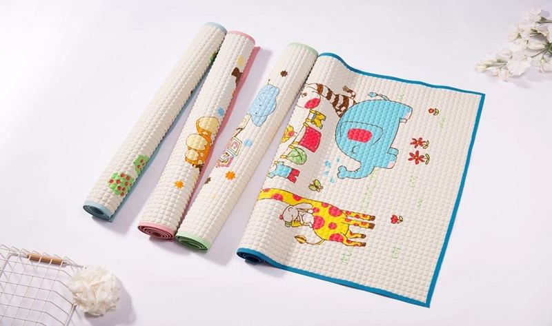 Trải tấm lót không thấm nước phòng khi bé tè vào ban đêm. (Ảnh: Internet)