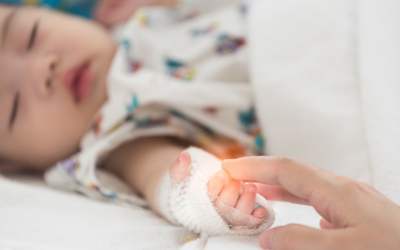 Đưa trẻ đến bác sĩ ngay khi có triệu chứng lạ để tránh nguy cơ bị các biến chứng sau này (Ảnh: Sưu tầm Internet)