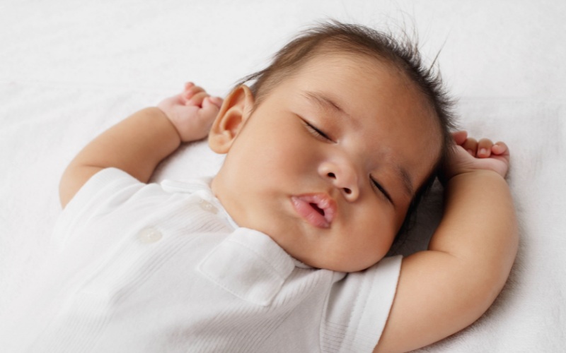 Cho bé nghỉ ngơi tại nhà và hạn chế tiếp xúc với nơi đông người (Ảnh: Sưu tầm Internet)