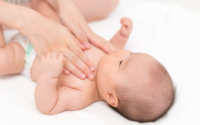 Sử dụng tinh dầu để mát xa cho bé sẽ làm bé dễ chịu hơn (Ảnh: Sưu tầm Internet)