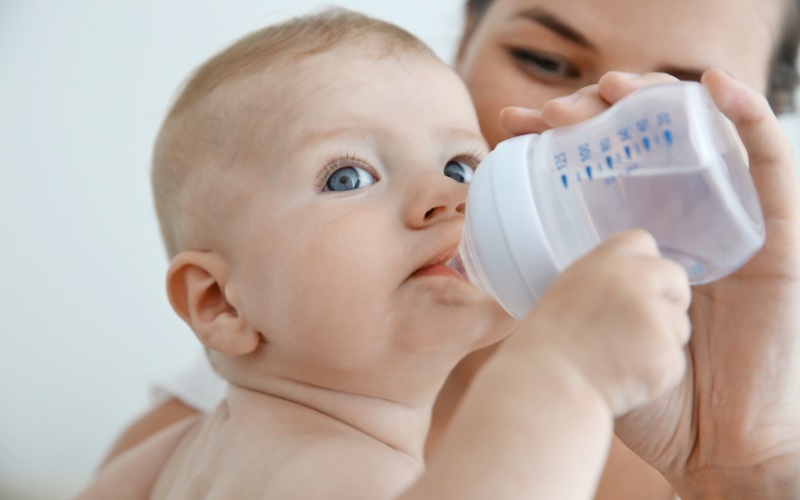 Cho trẻ uống đủ nước để trẻ không bị mất nước khi bị bệnh (Ảnh: Sưu tầm Internet)