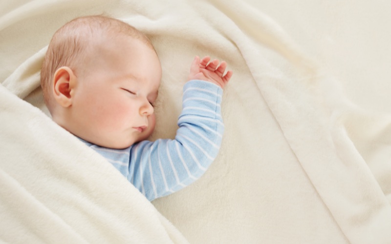 Để đầu bé cao hơn cơ thể để giúp bé thông mũi và ngủ ngon hơn (Ảnh: Sưu tầm Internet)