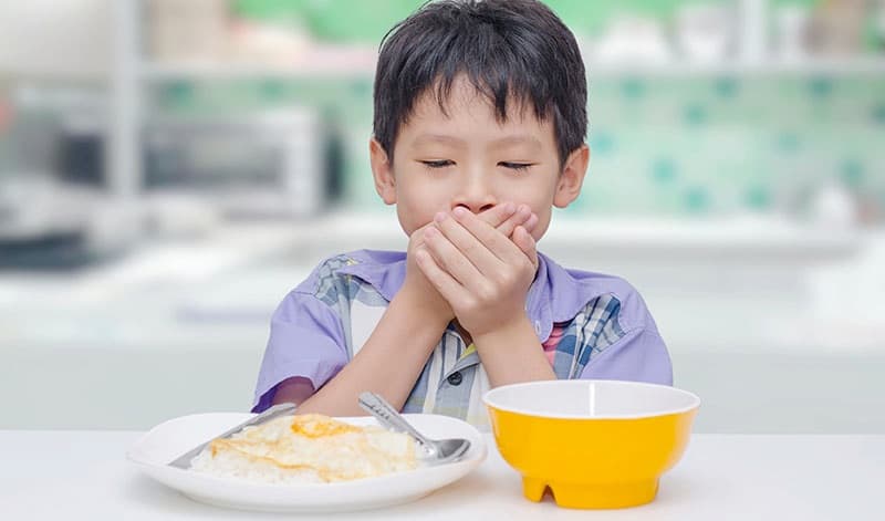 Sợ ăn là dấu hiệu trẻ biếng ăn đầu tiên. (Ảnh: Internet)