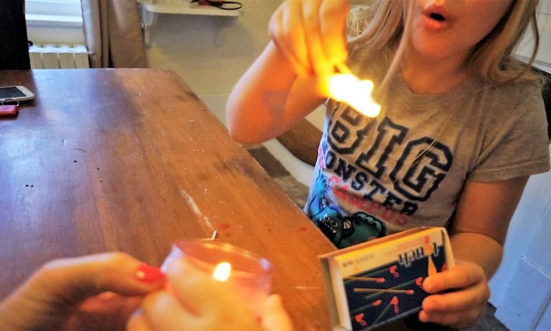 Trẻ bị bỏng bao lâu thì khỏi? Cách xử lý trẻ khi bị bỏng khi tiếp xúc quần áo với lửa (Nguồn: Sưu tầm Internet)