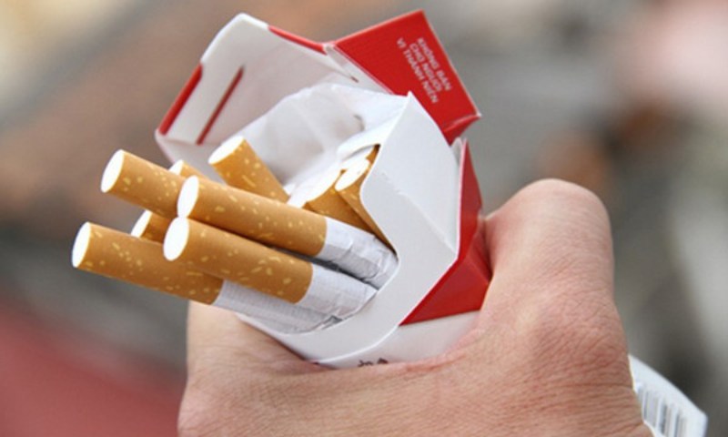 Những mẹo phòng tránh bị bỏng - Không nên hút thuốc trong nhà khi có trẻ đang chơi đùa (Nguồn: Sưu tầm Internet)