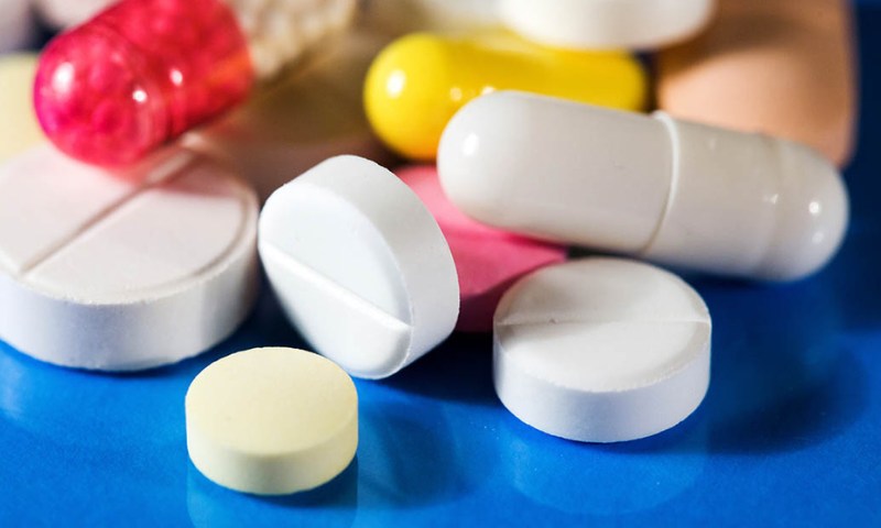 Chăm sóc vết thương cho trẻ bị bỏng độ 3 - Sử dụng thuốc giảm đau và kháng sinh (Nguồn: Sưu tầm internet)